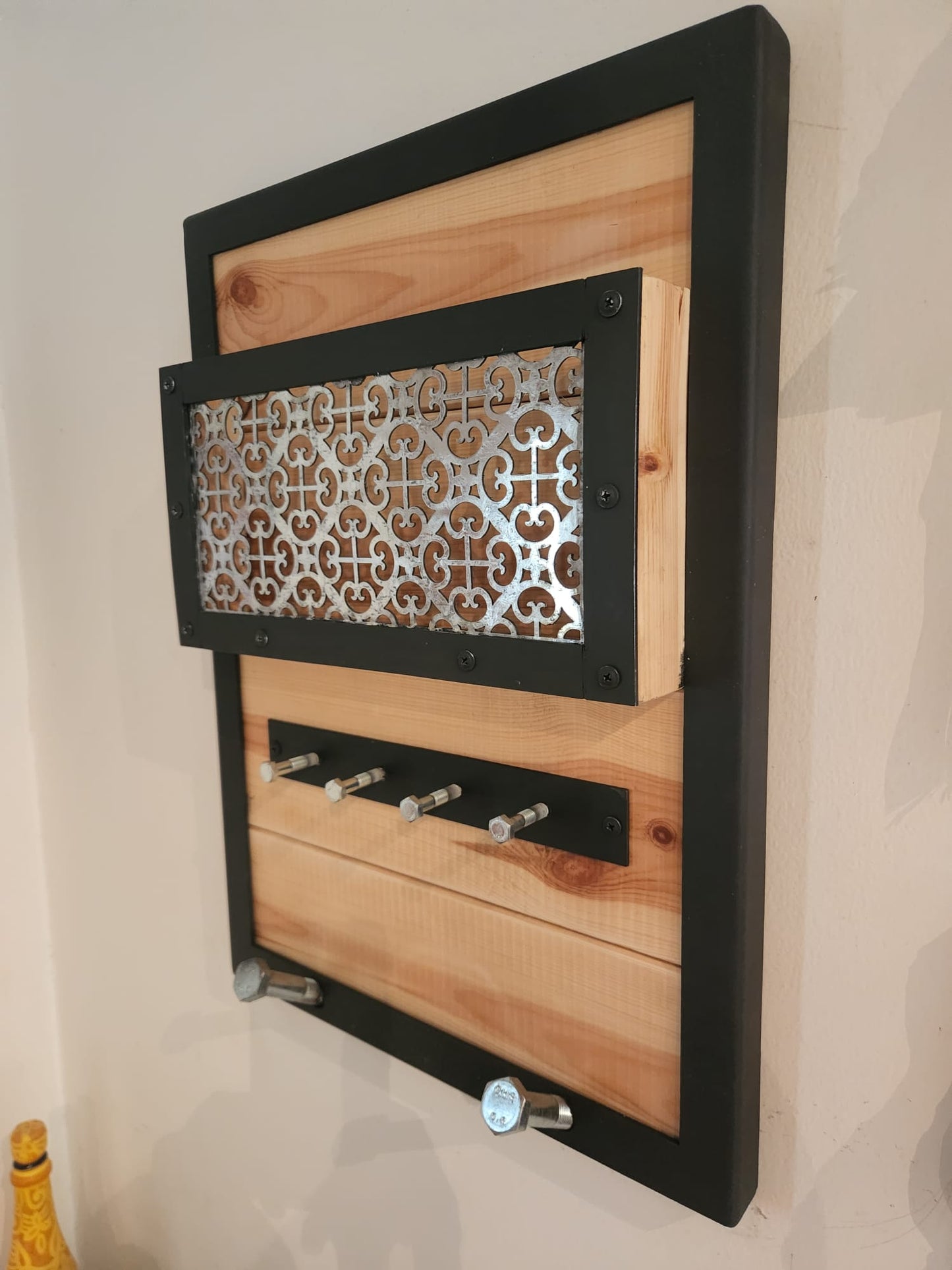 מתקן כניסה מעוצב מעץ וברזל