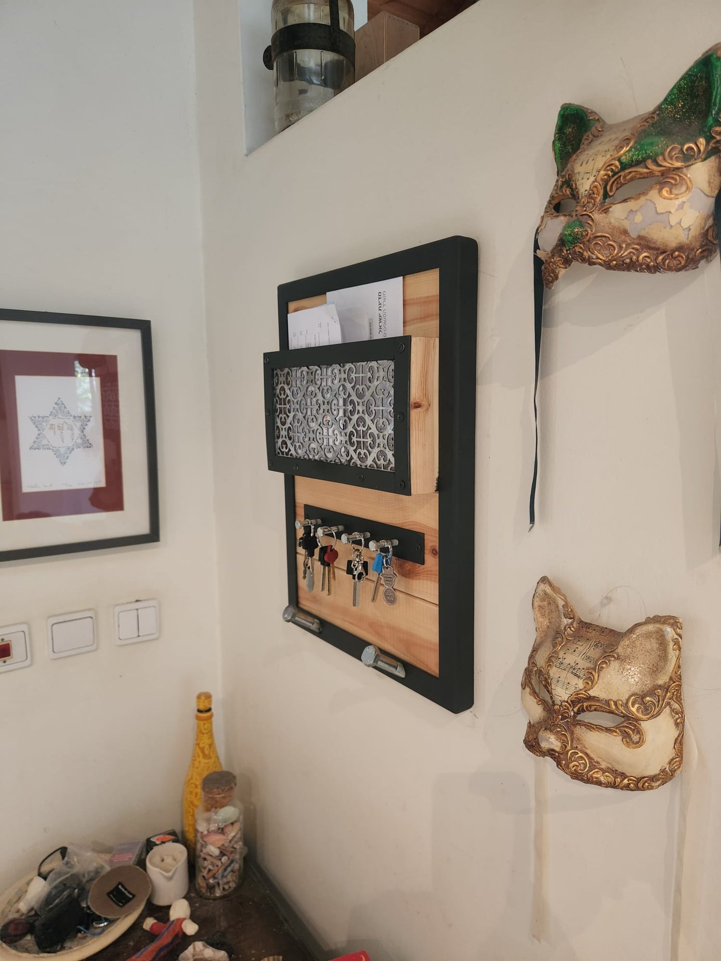 מתקן כניסה מעוצב מעץ וברזל