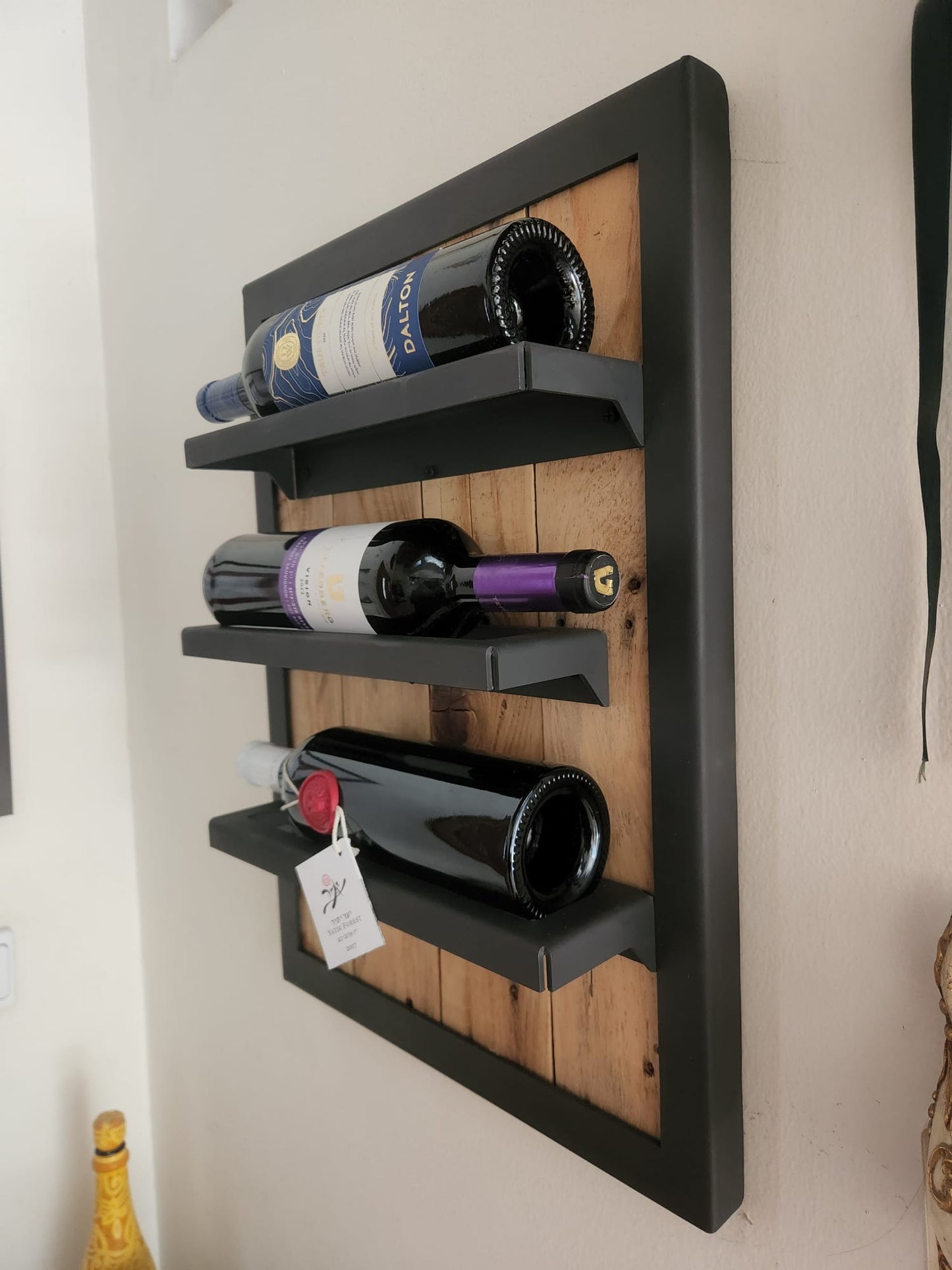 מתקן יין בעיצוב תעשייתי