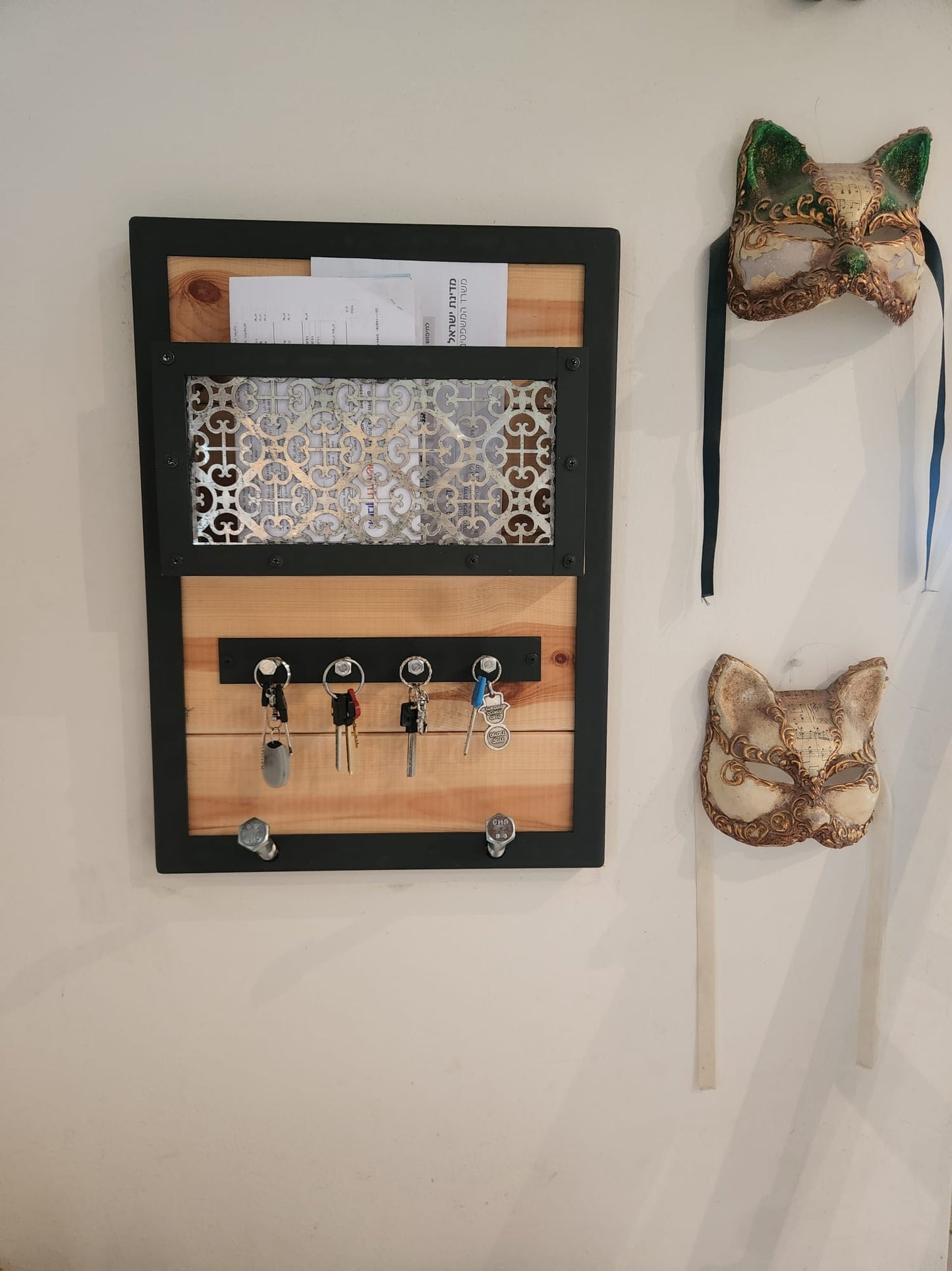 מתקן כניסה מעוצב מעץ וברזל