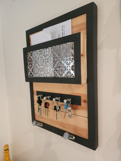 מתקן כניסה מעוצב מעץ וברזל