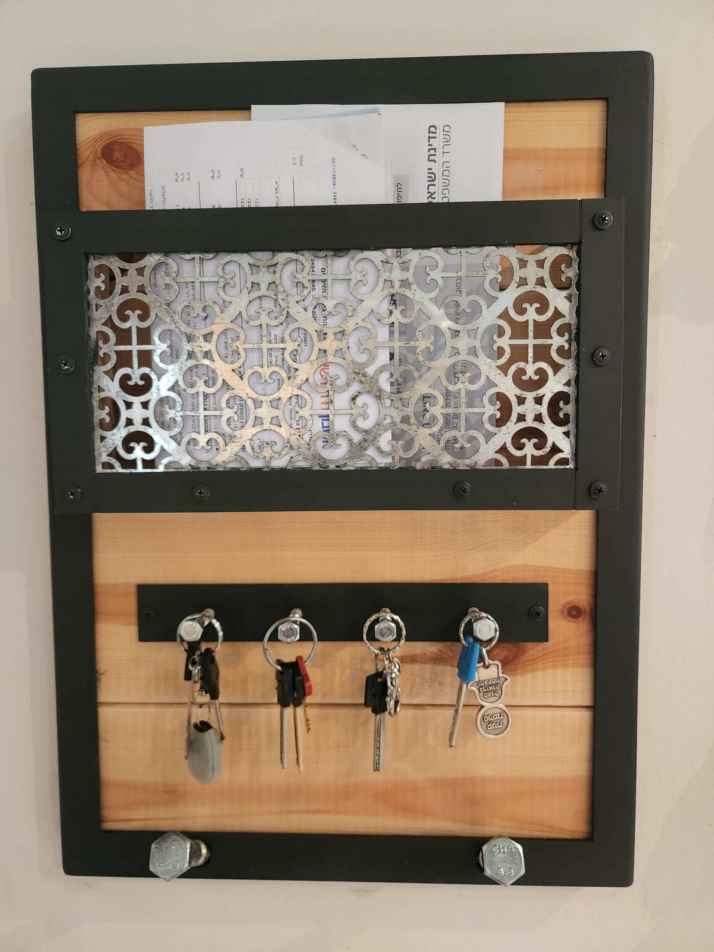 מתקן כניסה מעוצב מעץ וברזל